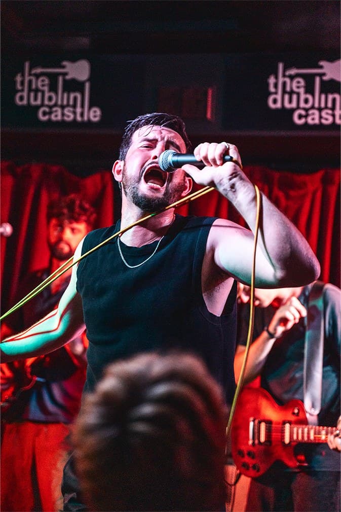 Singer screaming into the mic at The Dublin Castle